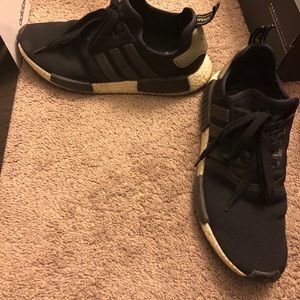 NMD’s R1 original Black